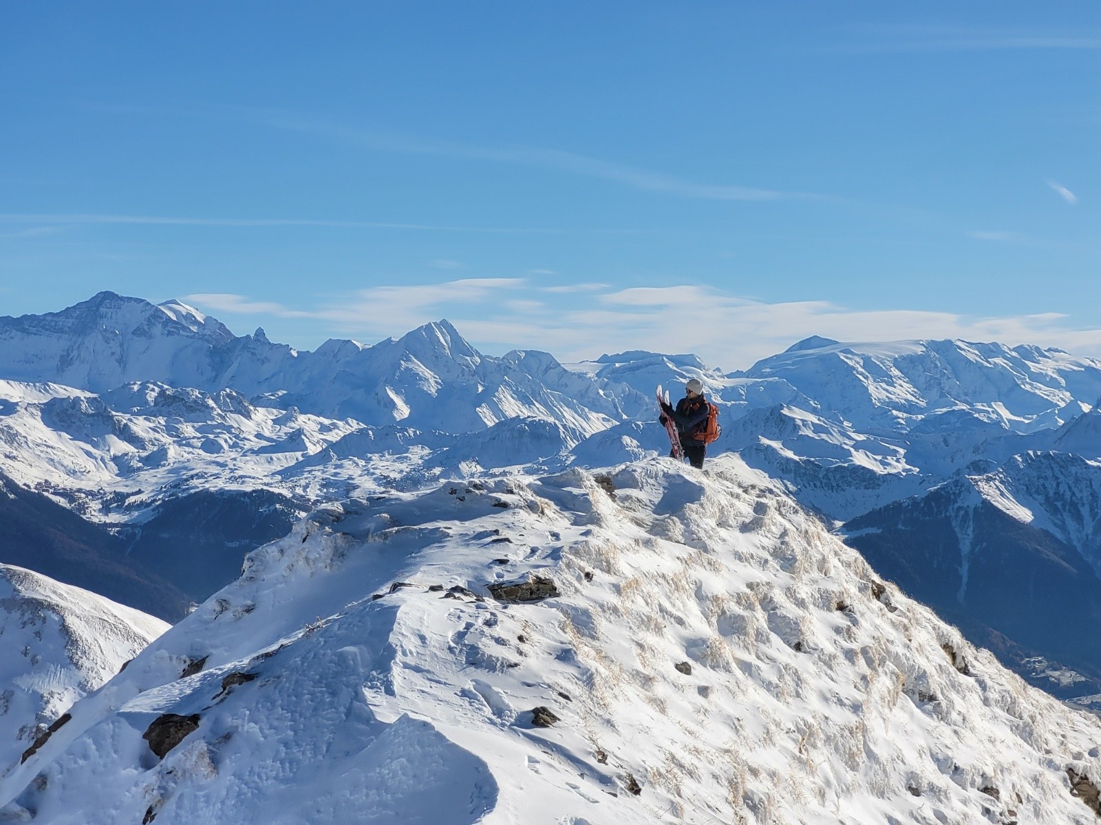 Sommet pelé en ouest, neige dure en est