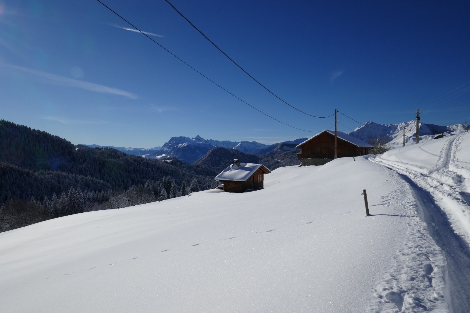 la trace est belle. Les Aravis et la Pointe Perçée au fond