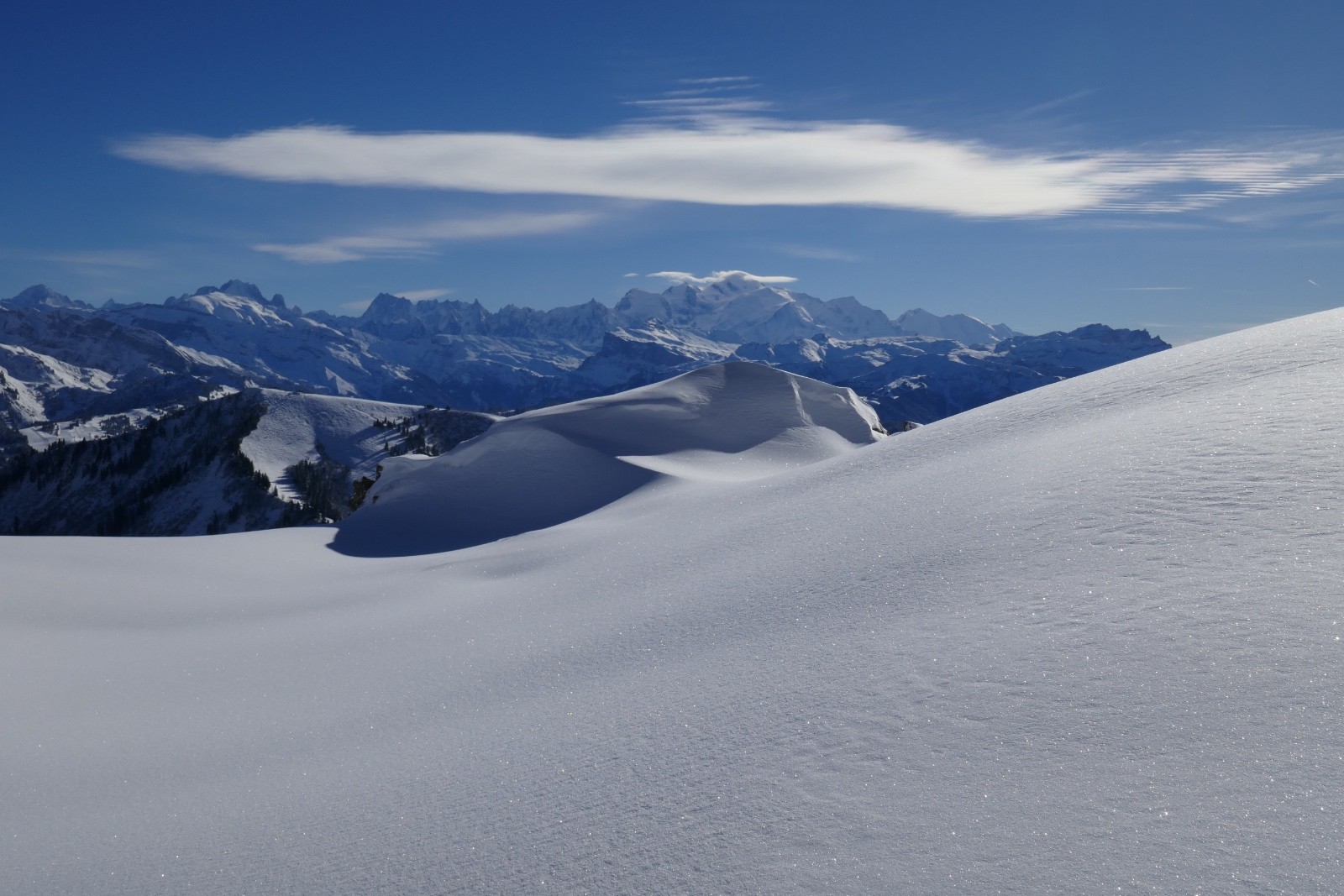 Neige immaculée, ciel bleu, Mont Blanc.