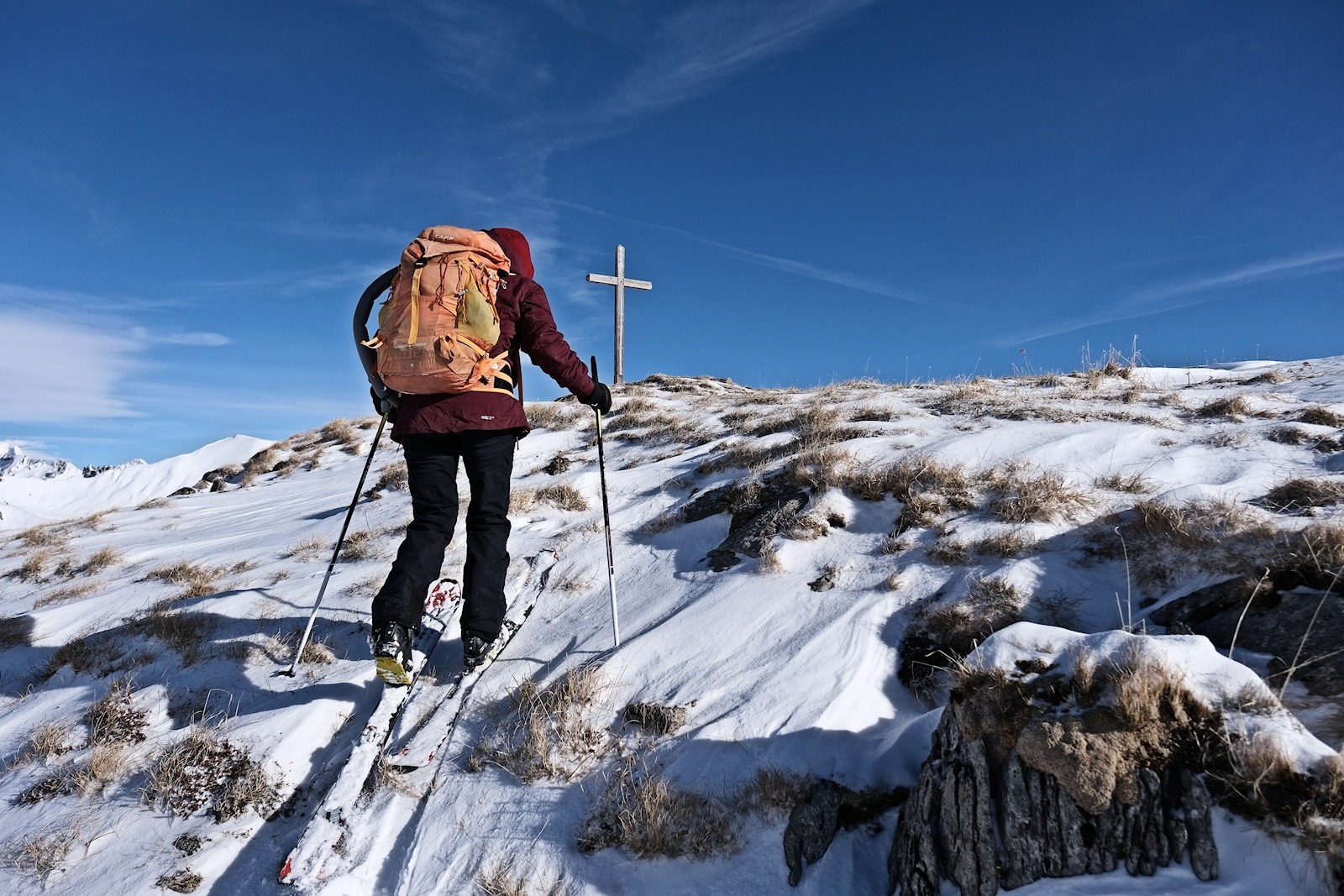 Nous approchons la Pointe du Col, zigzagant entre les mottes herbues, décoiffées par le vent, les rares passages glacées et les accumulations de neige.&nbsp;