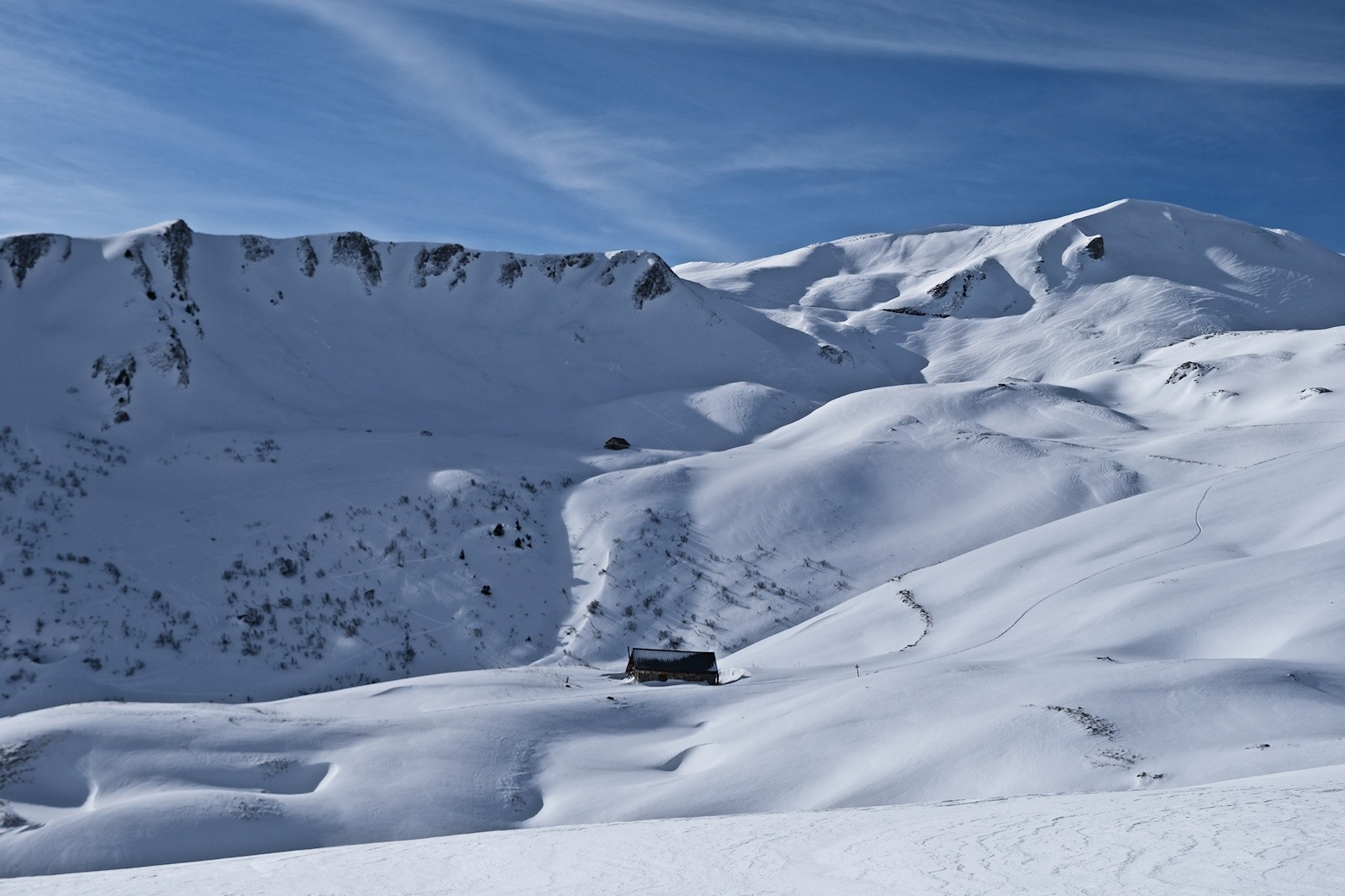Quelques filaments, prémices de la perturbation annoncée, s’effilochent vers le sud.&nbsp;