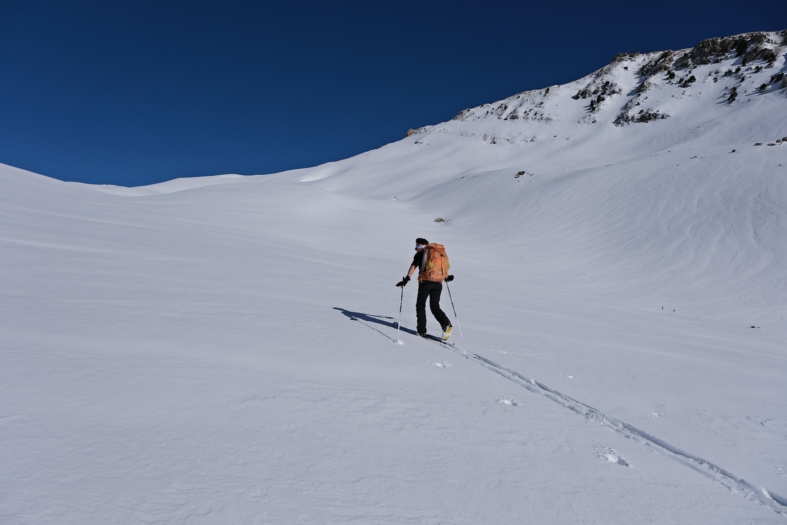 Privilégiant la tranquillité, nous choisissons de tracer la poudre, légèrement densifiée par le vent.&nbsp;