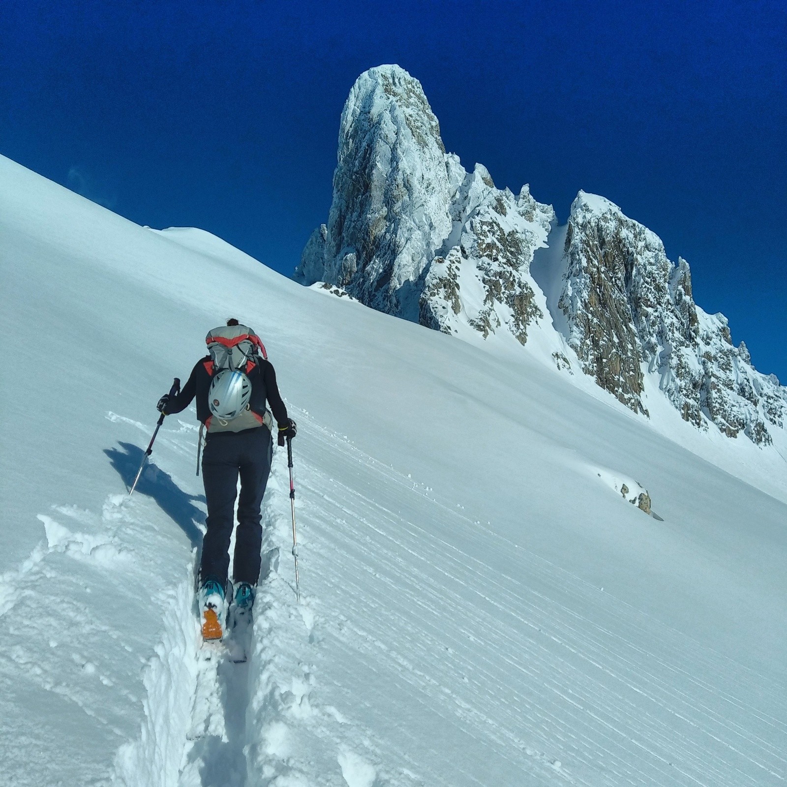 &nbsp;Une des jeunes qui m'ont rejoint... arrivée au col... merci pour la trace finale&nbsp;