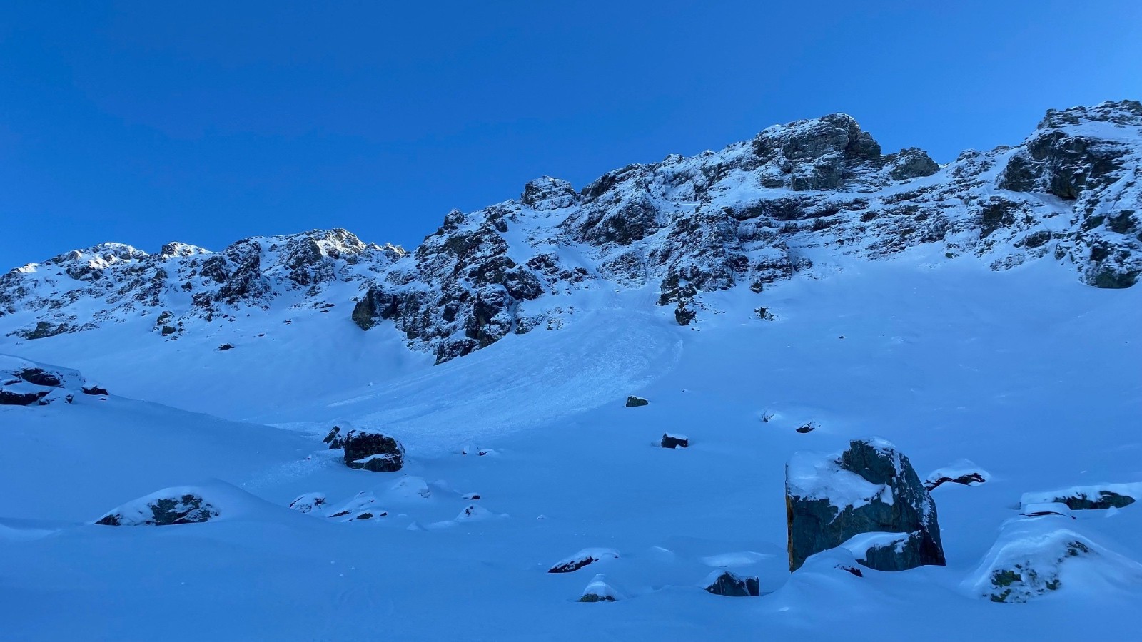 L'avalanche passée sous Bedine.