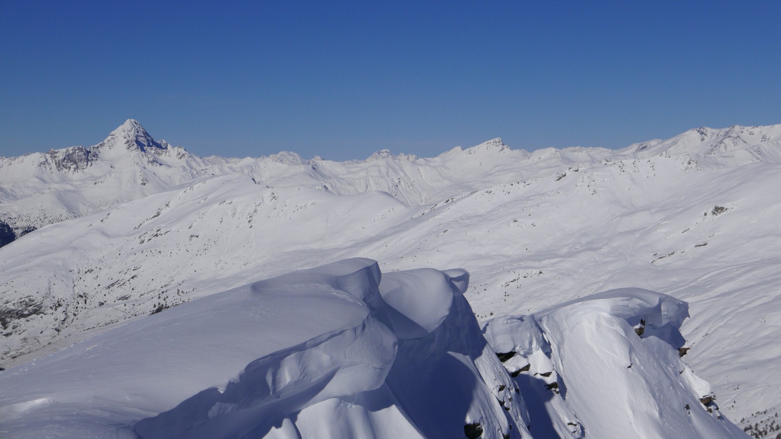 Au-dessus des corniches du Traversier, le Grand Pic de Rochebrune.