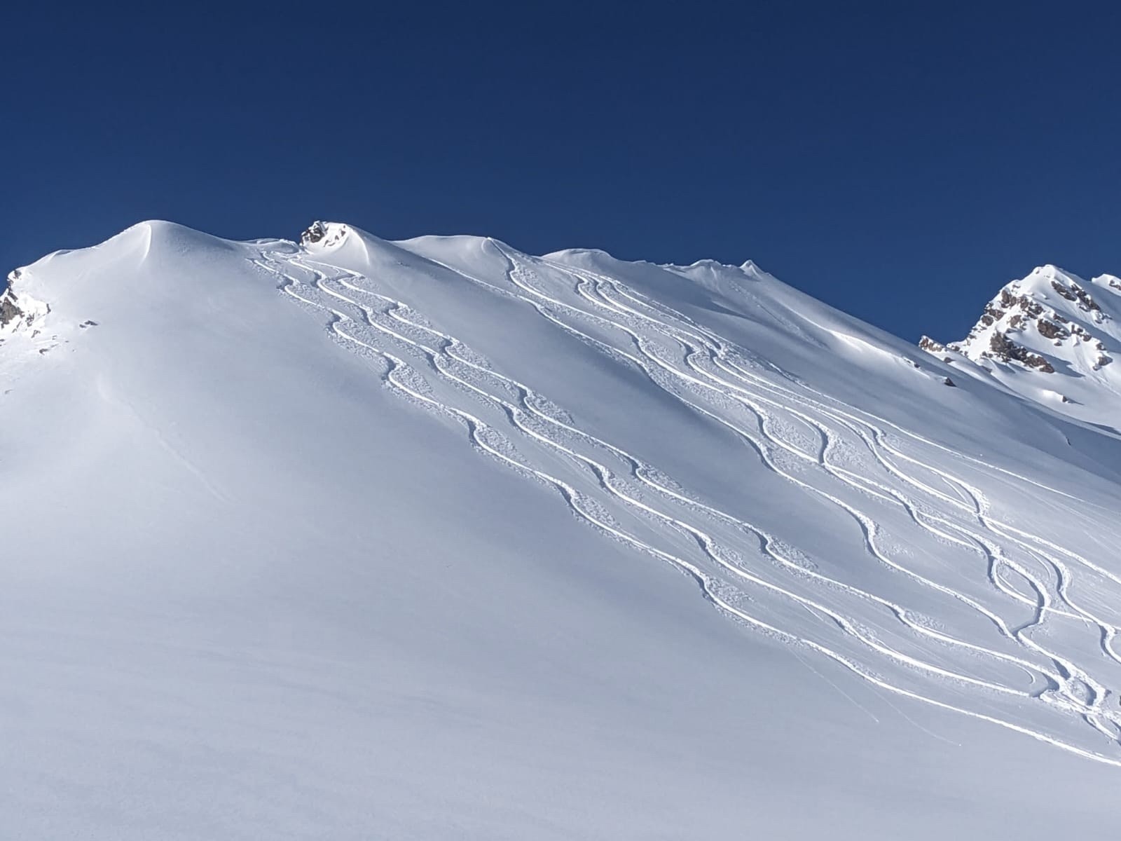 #14 Nos belles traces à gauche depuis la crête Nos belles traces à gauche depuis la crête