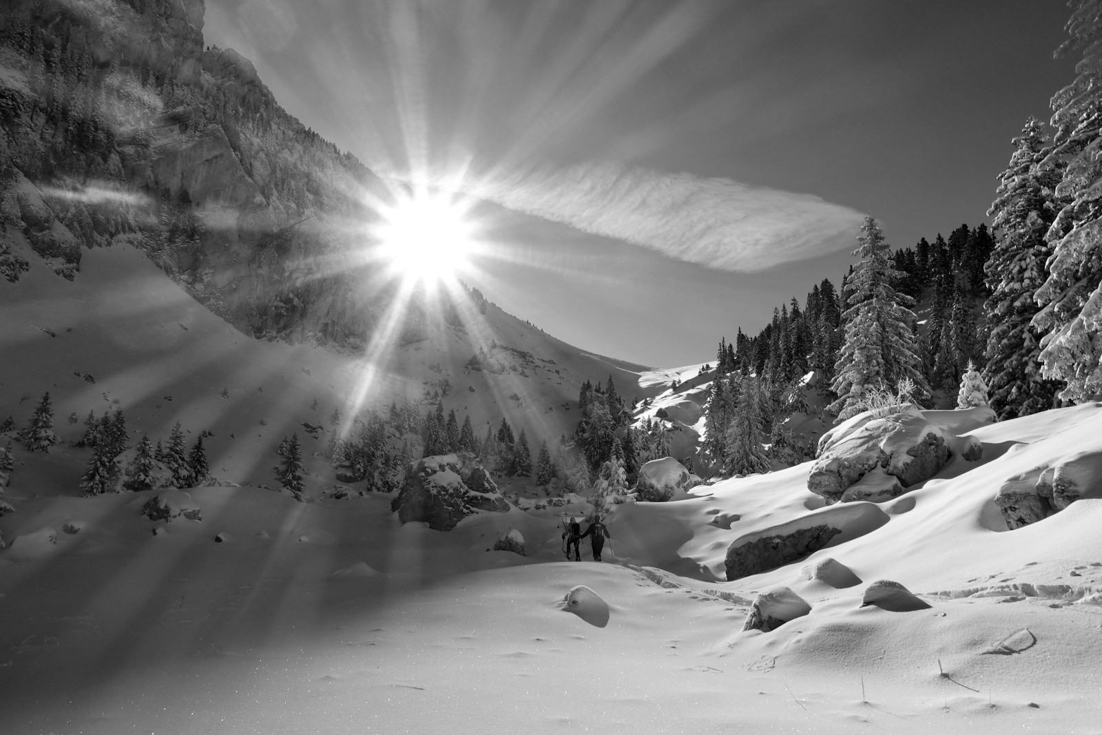 On suit une trace de raquettes vers Mauvernay