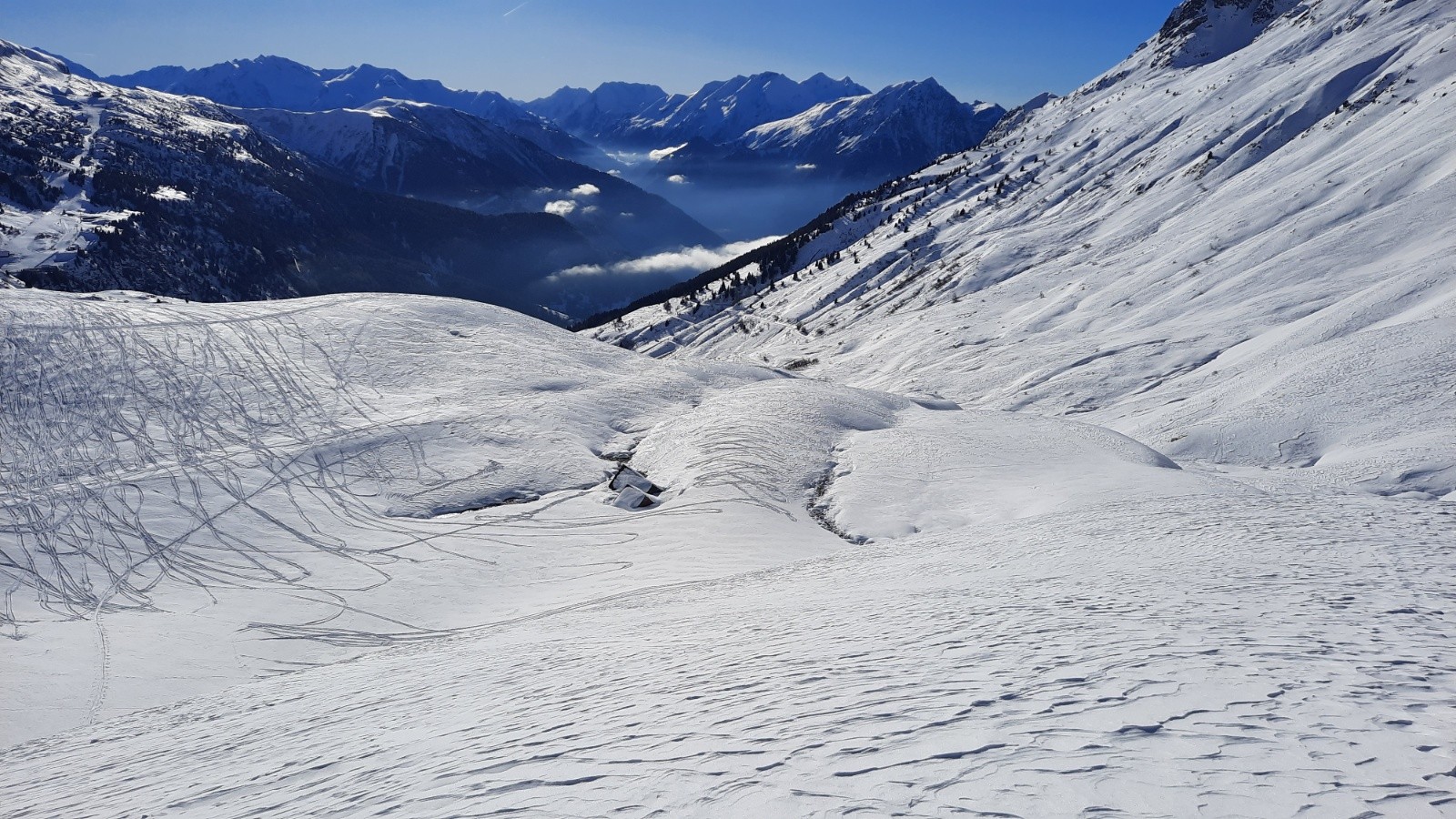 Près du chalet, des artistes on dessiné des motifs comme on en voit quand des ados dessinent des cartes de voeux.
