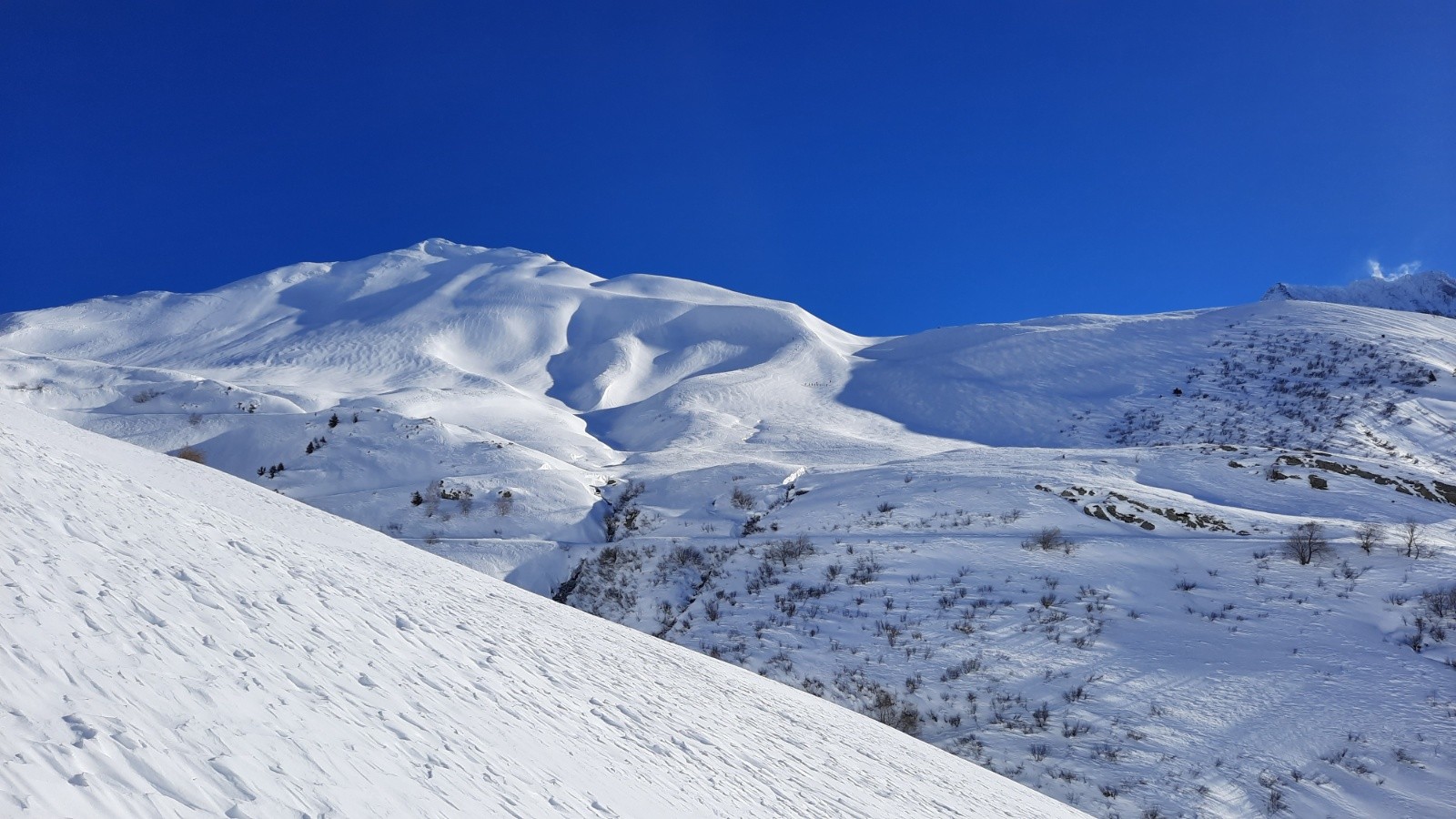 La plaque est partie tout au fond à gauche