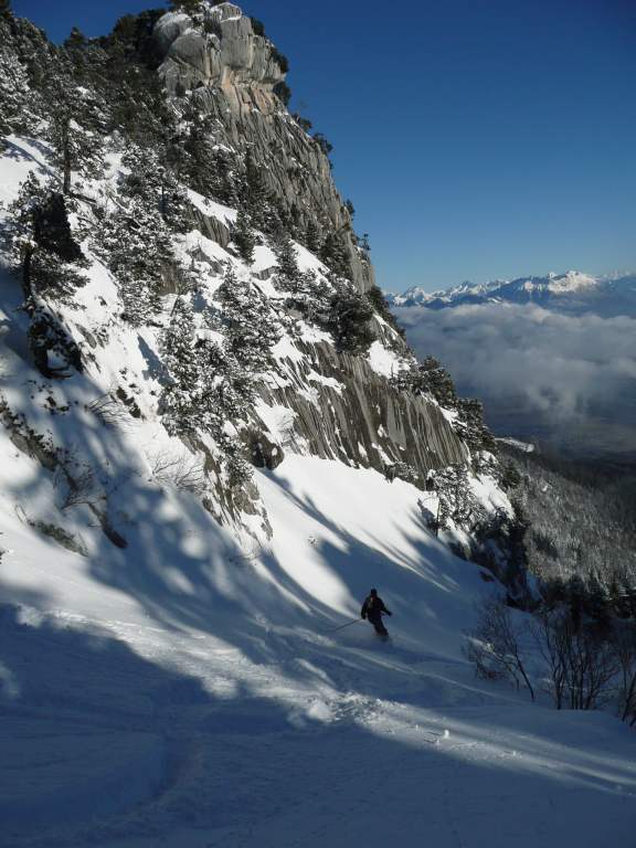 Descente Ludique : D'abord dans le vallon, puis dans la forêt, c'est là qu'on apprécie les skis.