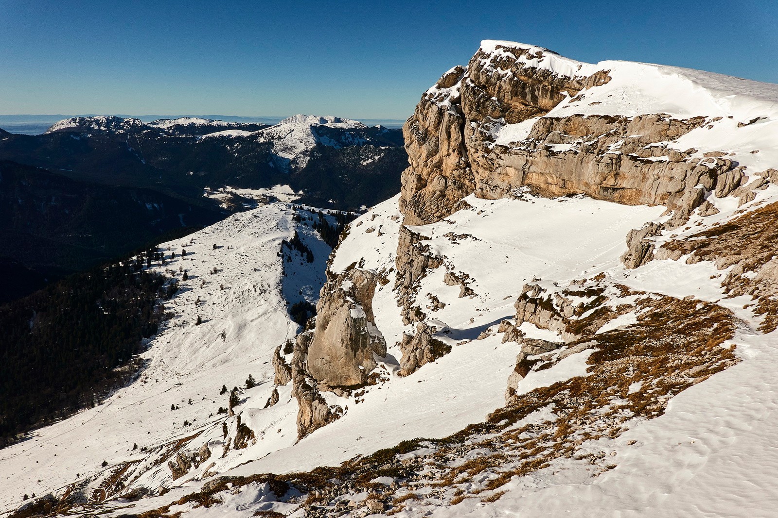 La banquette de neige permet de skier depuis le sommet...