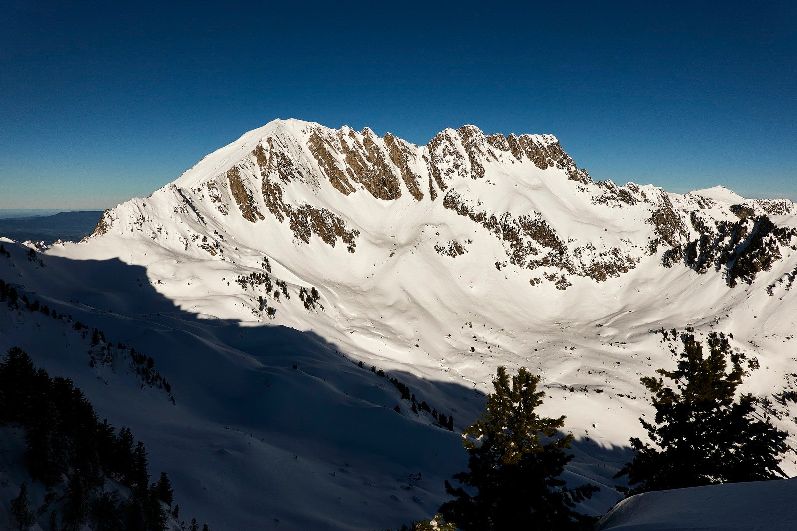 Depuis l'épaule, vue sur les Grands Moulins...