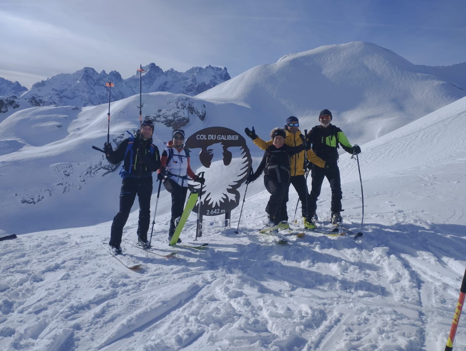 &nbsp;Le groupe en folie au col du Galibier sur fond du petit Galibier ouest