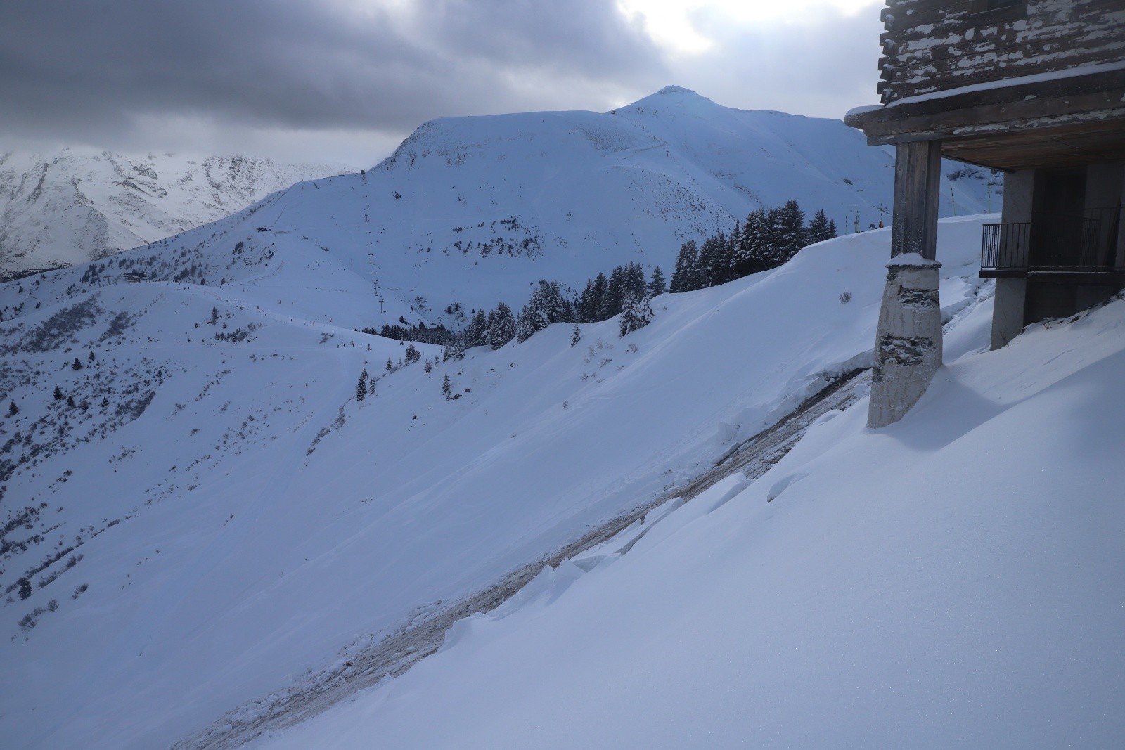 Reptation en versant Est du Mont Joux, avec vue sur le Mont Joly et son épaule derrière