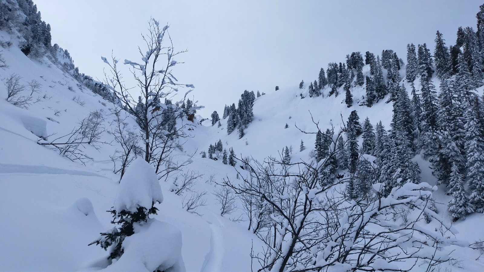  Le goulet de descente, peu de ski