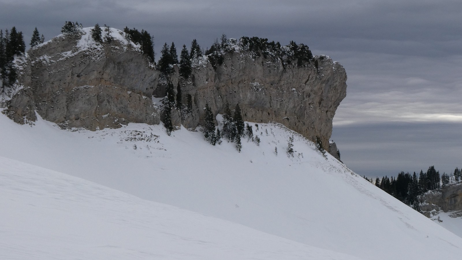 les falaises au S du col de la Grande Vache