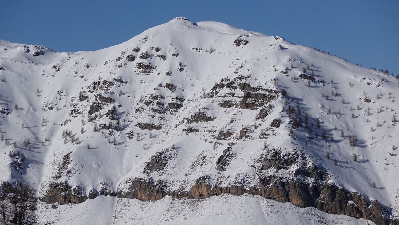 Panorama au téléobjectif sur la Croix de Carlé