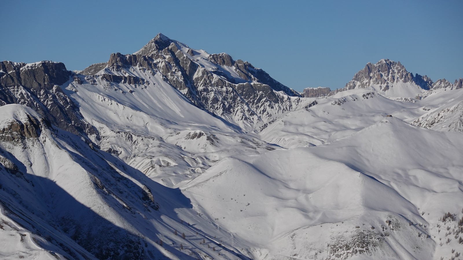 Panorama au téléobjectif sur la Tête de l'Enchastraye et la Tête de Moïse