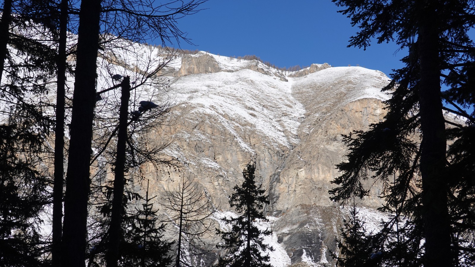 La ligne de crête montant à la Croix de Carlé
