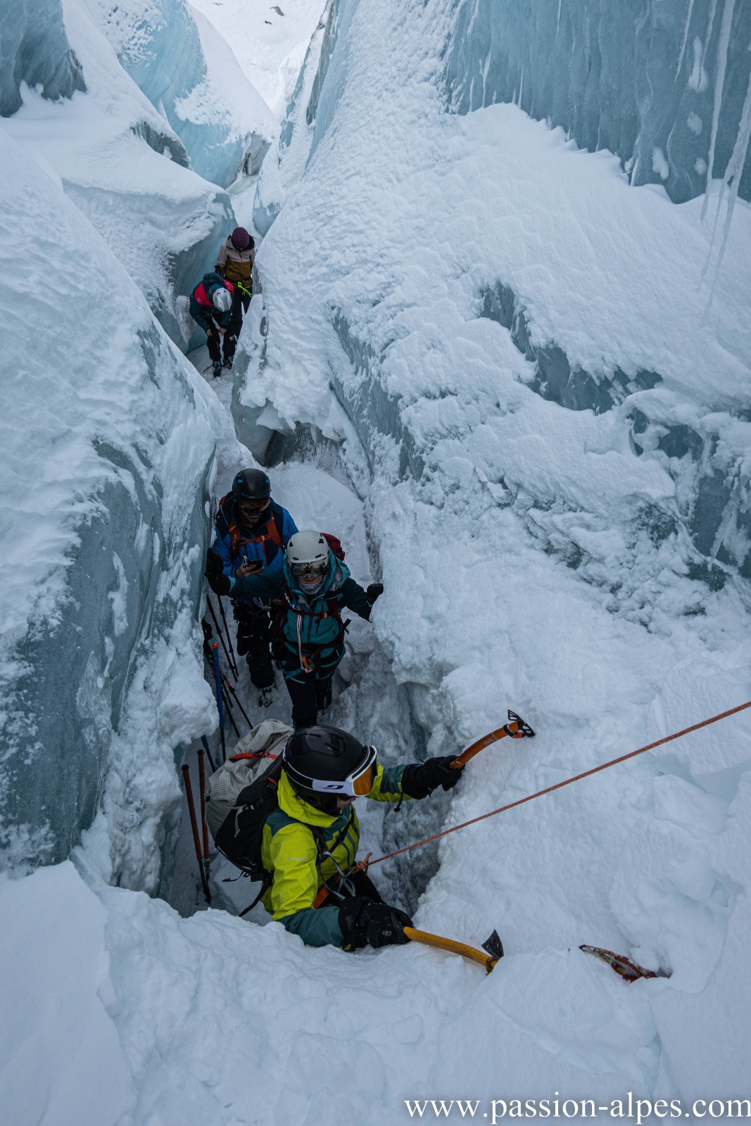 #3 Un petit mur de glace à escalader après avoir taillé des marches Un petit mur de glace à escalader après avoir taillé des marches
