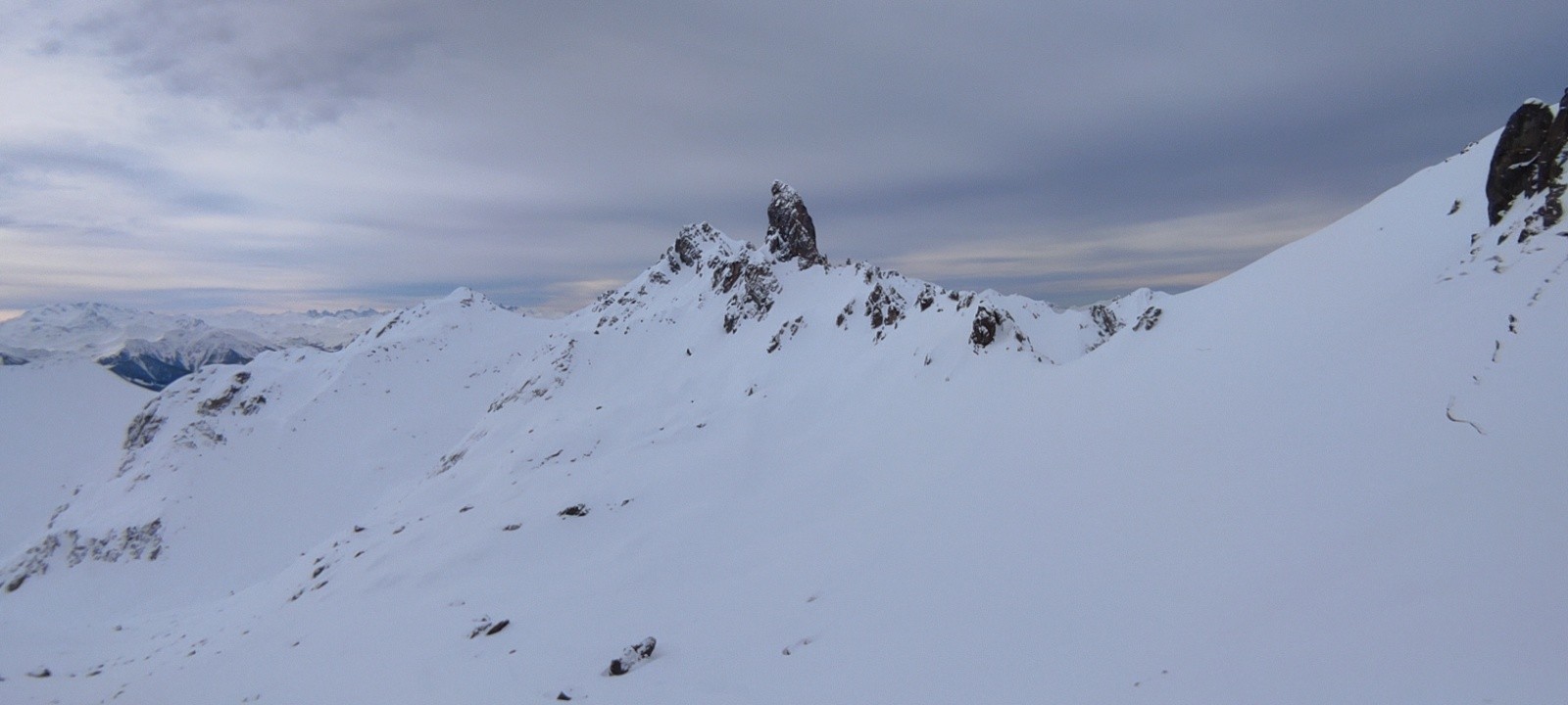 Sa majesté la pierra menta vu de l'extérieur du&nbsp; refuge de presset