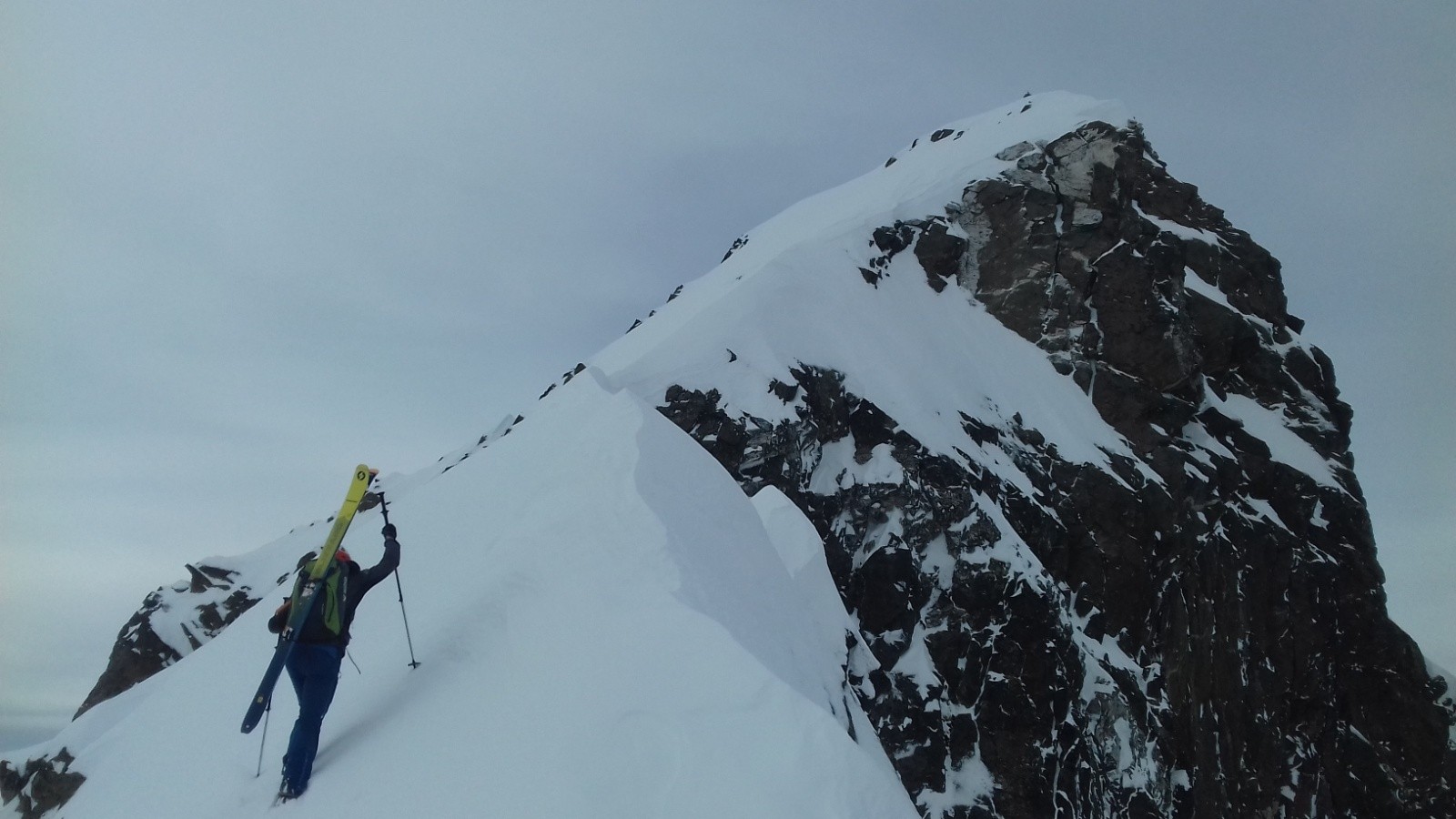 sorti à l'arête, devant le sommet