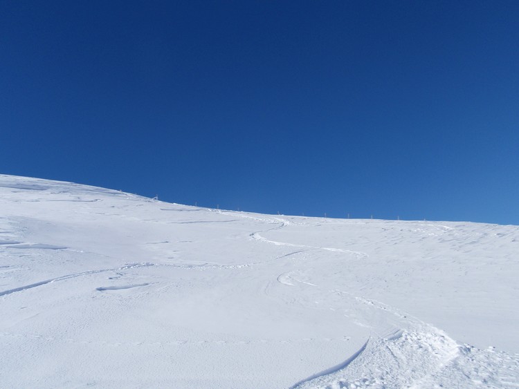 descente tranqille : les traces sont peu profondes, au départ du sommet