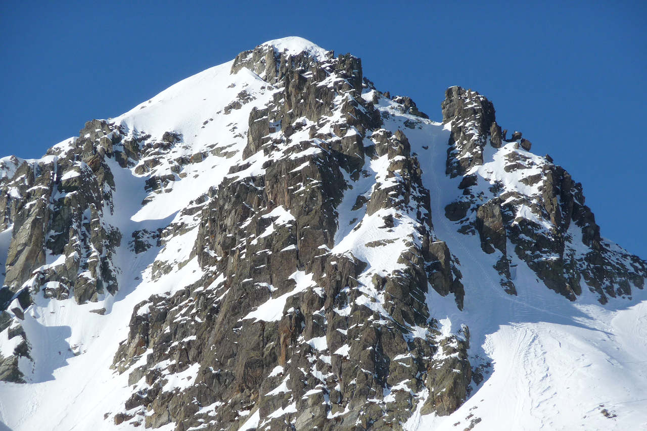 Pointe du Villonet versant E : Dans le couloir, la trace de montée de l'équipe Skitour