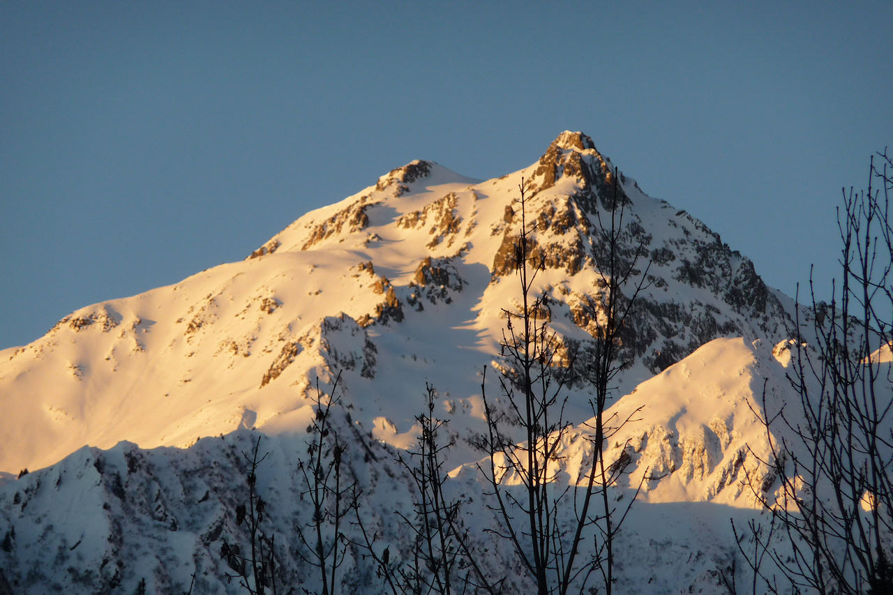 Instant privilégié : Le soleil se lève sur la cime du Sambuis