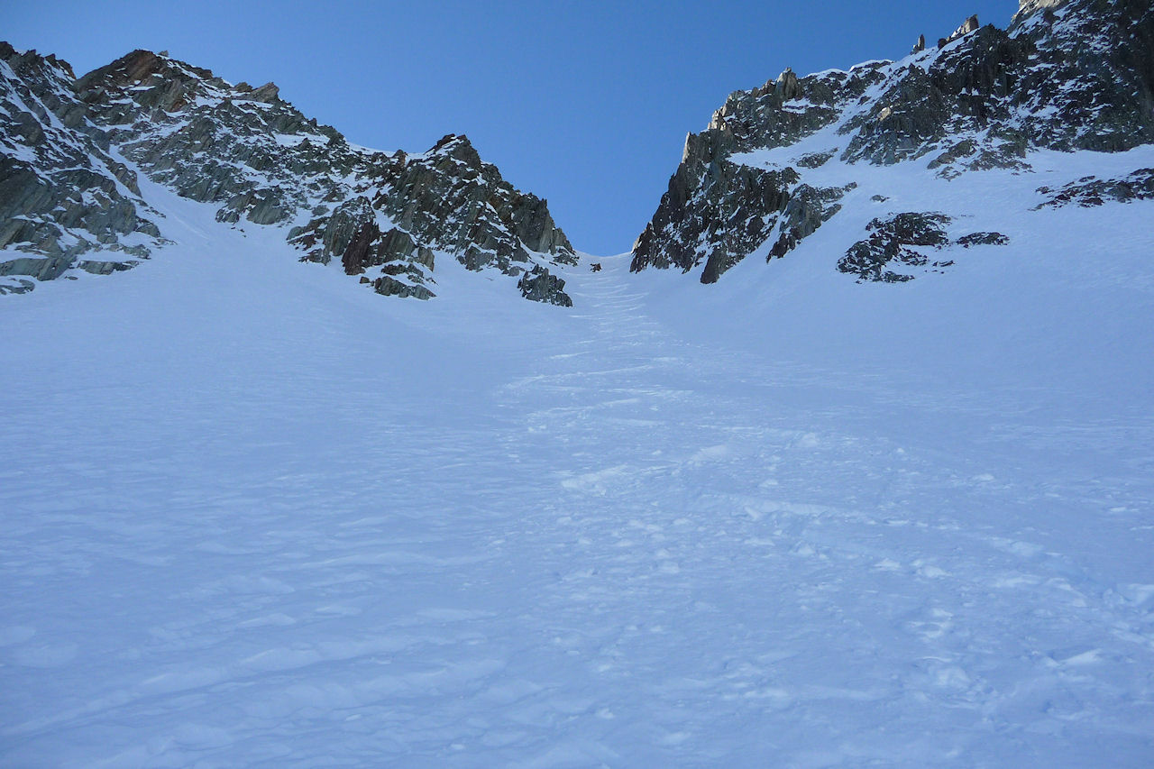 Le couloir Nord de la brèche : Non, ce n'est pas un skieur, mais un rocher!