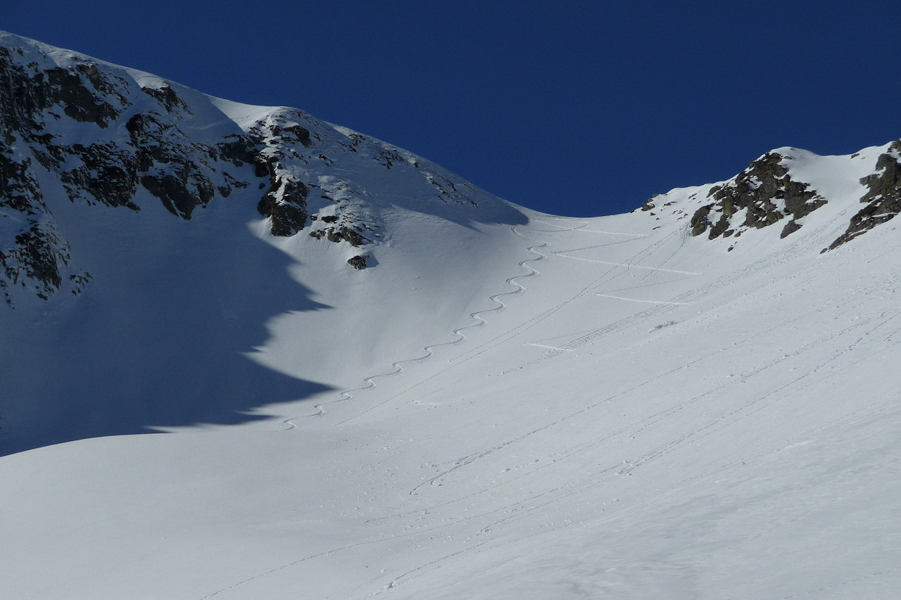 Dans la Combe des Balmettes : Excellente poudreuse dans cette Combe. A droite, la trace de montée de la veille.