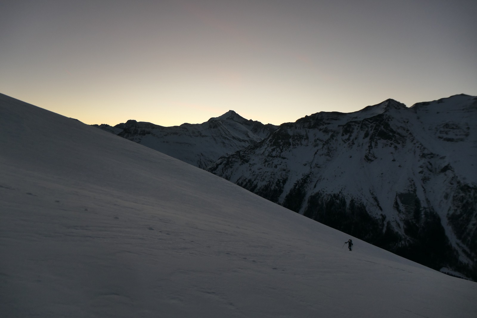 Dimanche sur fond D'alpes Grées.&nbsp; 