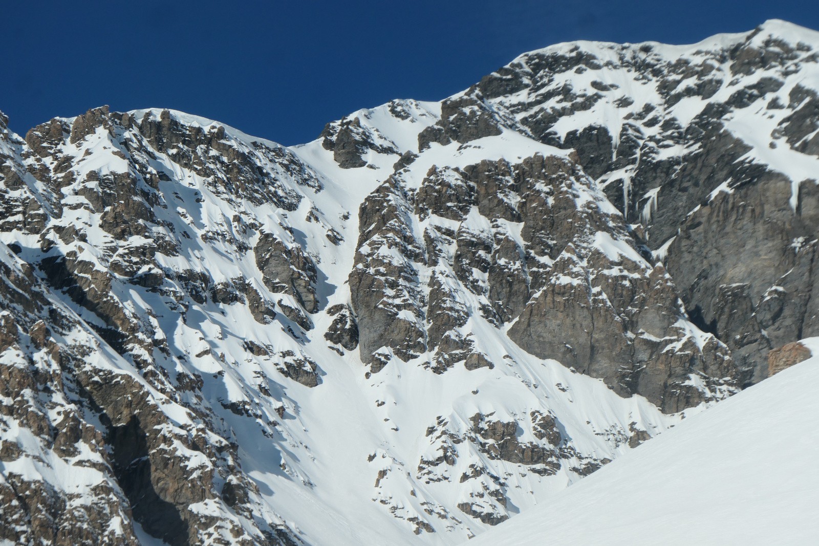 Dimanche : Voilà le couloir skié 