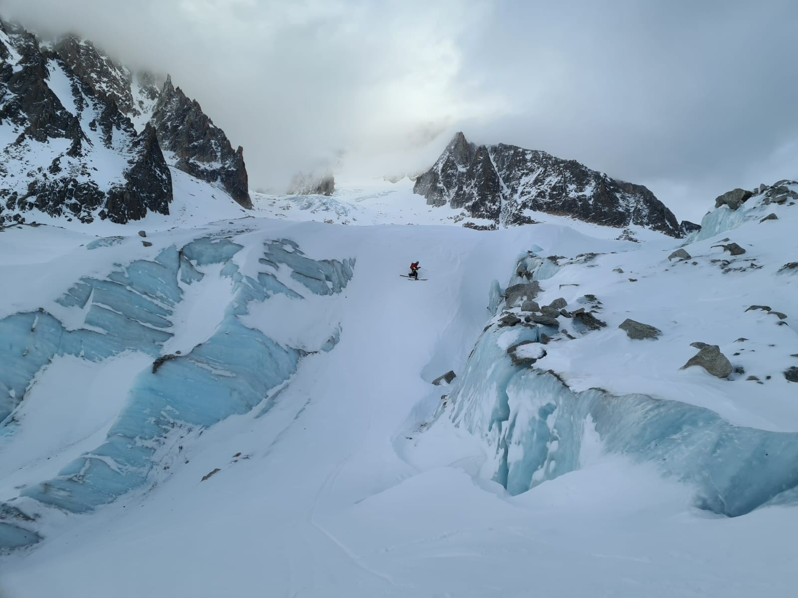 #2 on se refait un peut de pente raide sur le glacier: bravo le télémark! on se refait un peut de pente raide sur le glacier: bravo le télémark!