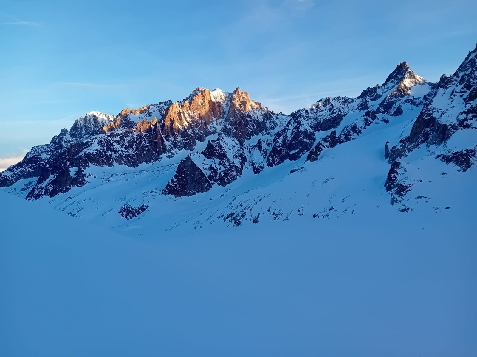 #4 vue dans le rétro sur Argentière et nos copains anglais dans le couloir en Y vue dans le rétro sur Argentière et nos copains anglais dans le couloir en Y