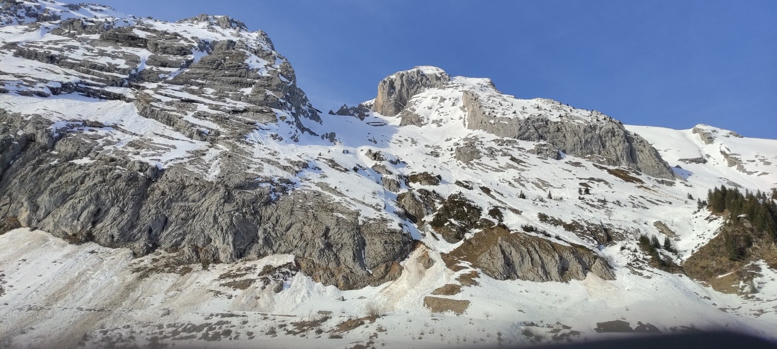 chaine du jallouvre vu du bas&nbsp; depuis la route de la Colombière , on est bien&nbsp; fin avril ?&nbsp;