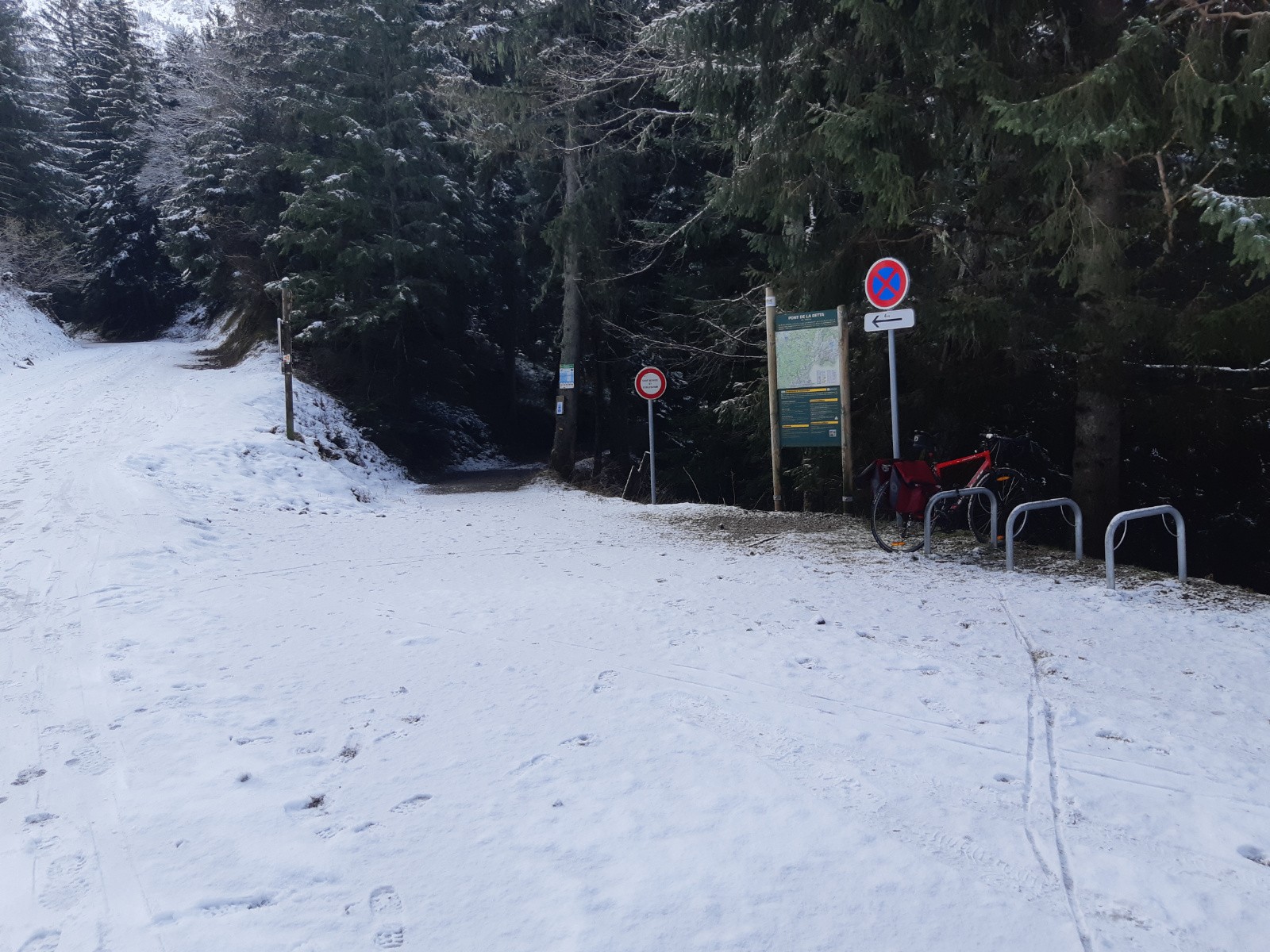 #3 Première fois que je vois un vélo attaché ici Première fois que je vois un vélo attaché ici