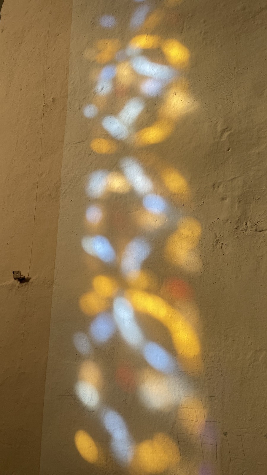 J2 reflets de vitrail de l'église St Etienne de Faucon de Barcelonnette 