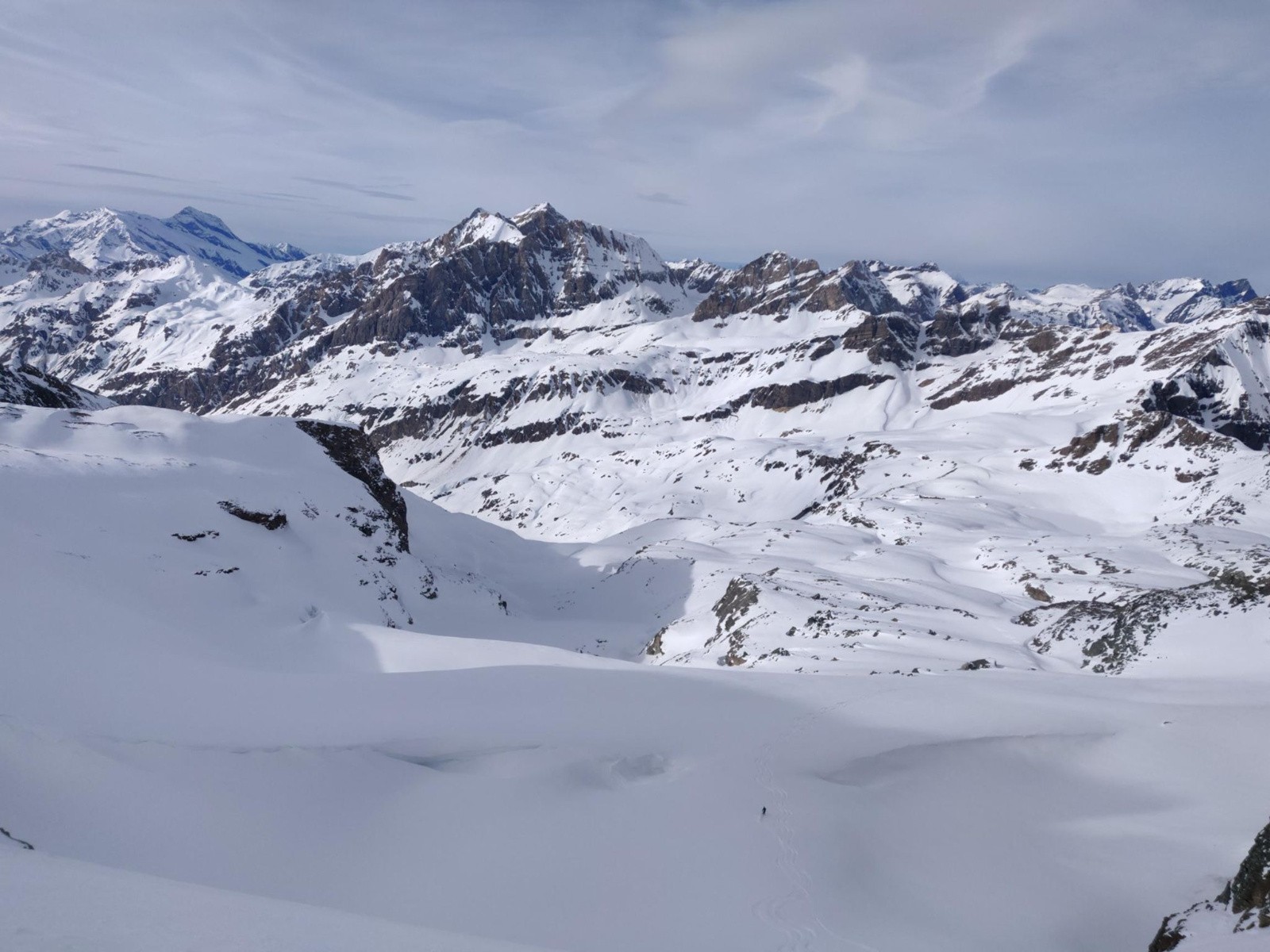 Belle descente sur le glacier des Sources de l'Isère, entre les larges crevasses bien visibles 
