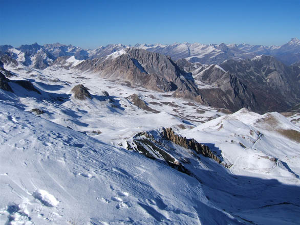 Bodoira : vue sur la descente du point 2746m, et bric de Servagno peu enneigé sur la droite et la crête de l'itinéraire de montée.