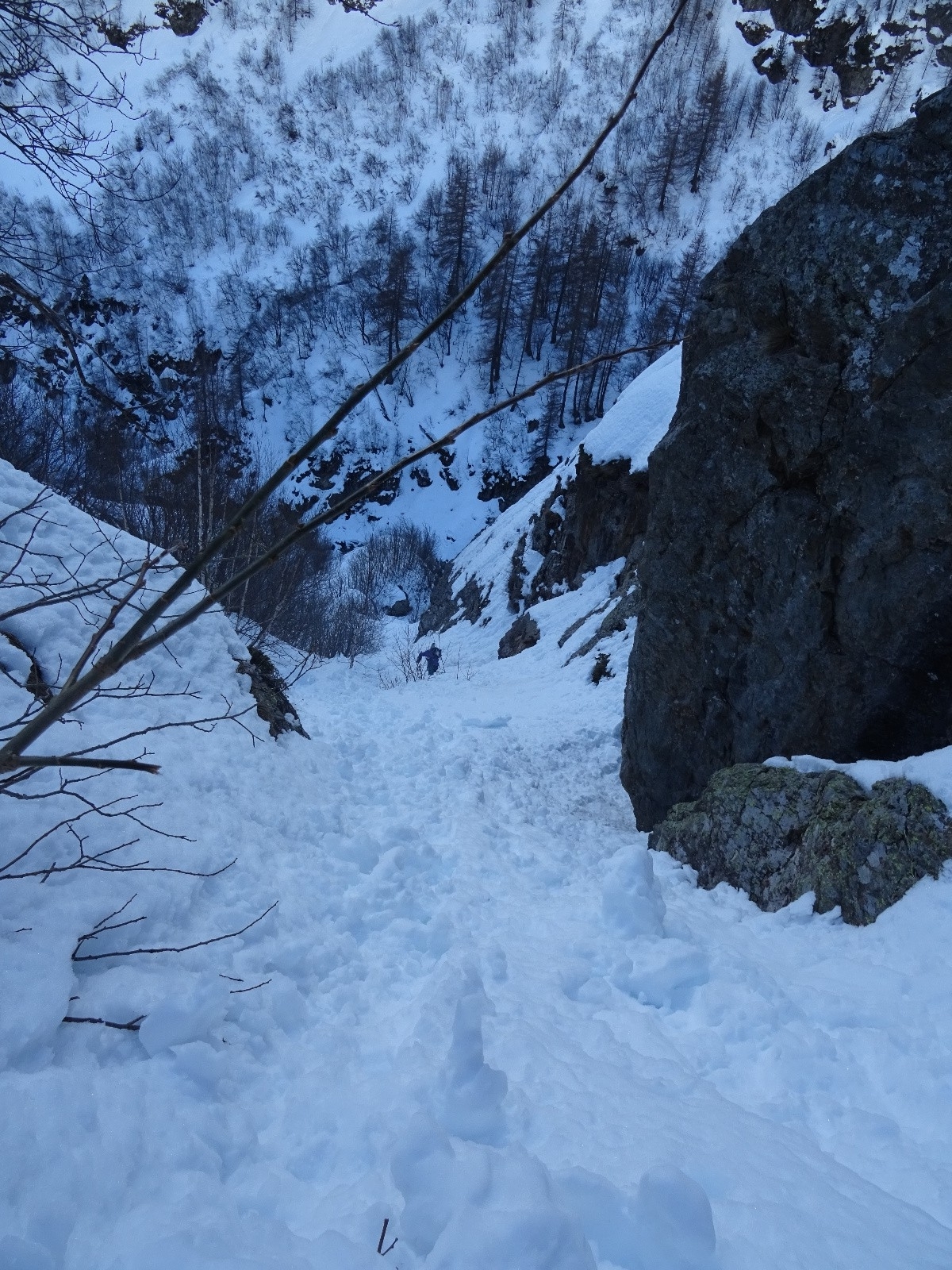 Petit couloir permettant l'accès au plateau supérieur