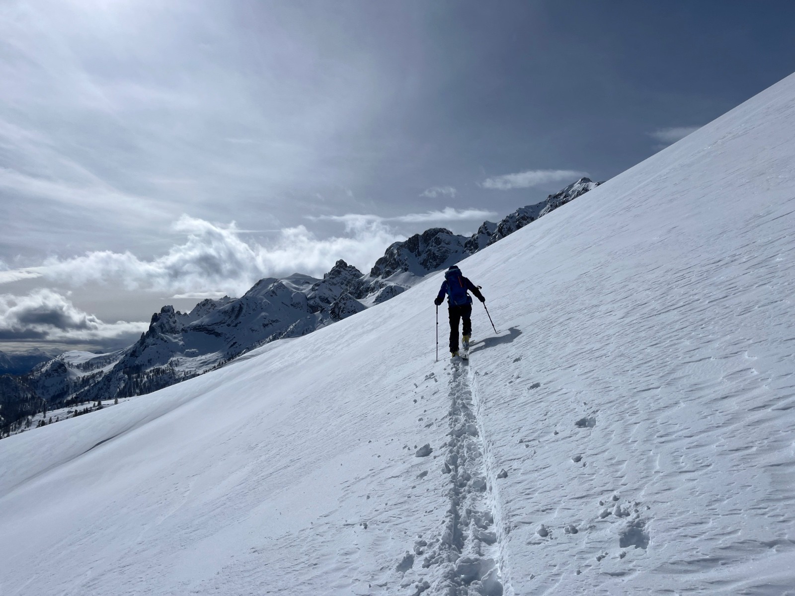 On trace en direction de la Crête de la Bressière