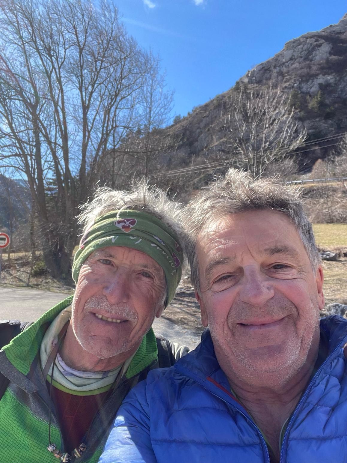 STOP à la CLUSE. Mimi a beau montrer ses jambes, ça ne marche pas ..