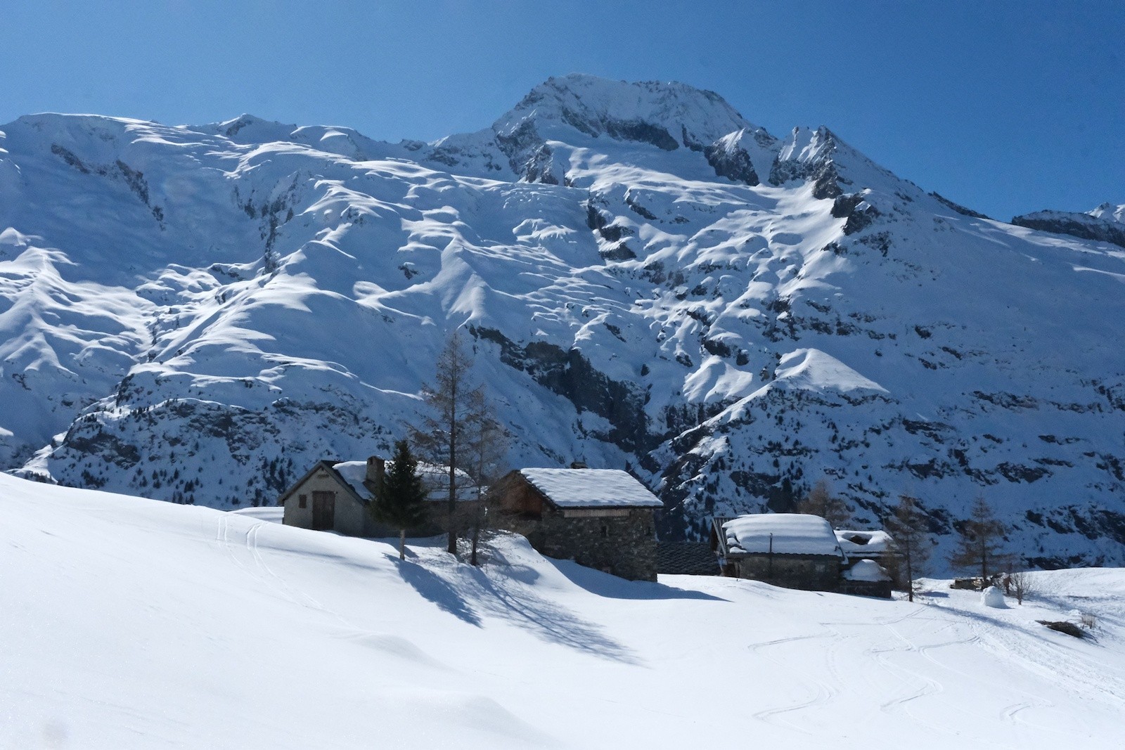 #23 Le Fenil, face au Mont Pourri. Le Fenil, face au Mont Pourri.