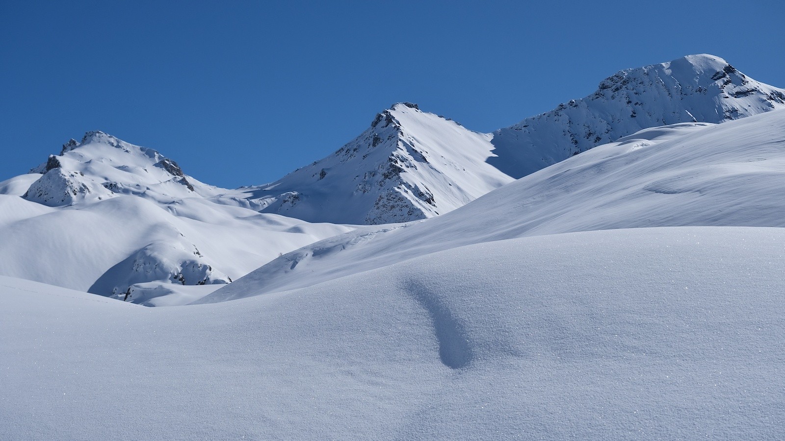 #6 Le Col du Rocher Blanc (ou col de Vaudet) visible entre la Pointe homonyme et l Le Col du Rocher Blanc (ou col de Vaudet) visible entre la Pointe homonyme et l'arête des Mines.