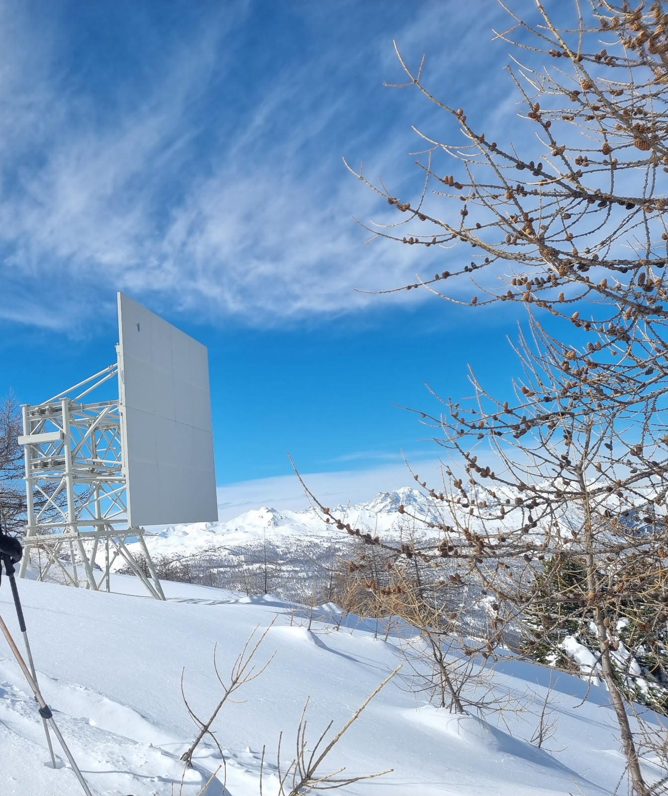 Etrange structure metallique au sommet.. on ne voit aucun cablage ou equipement.. mais à quoi cela sert-il ?? 