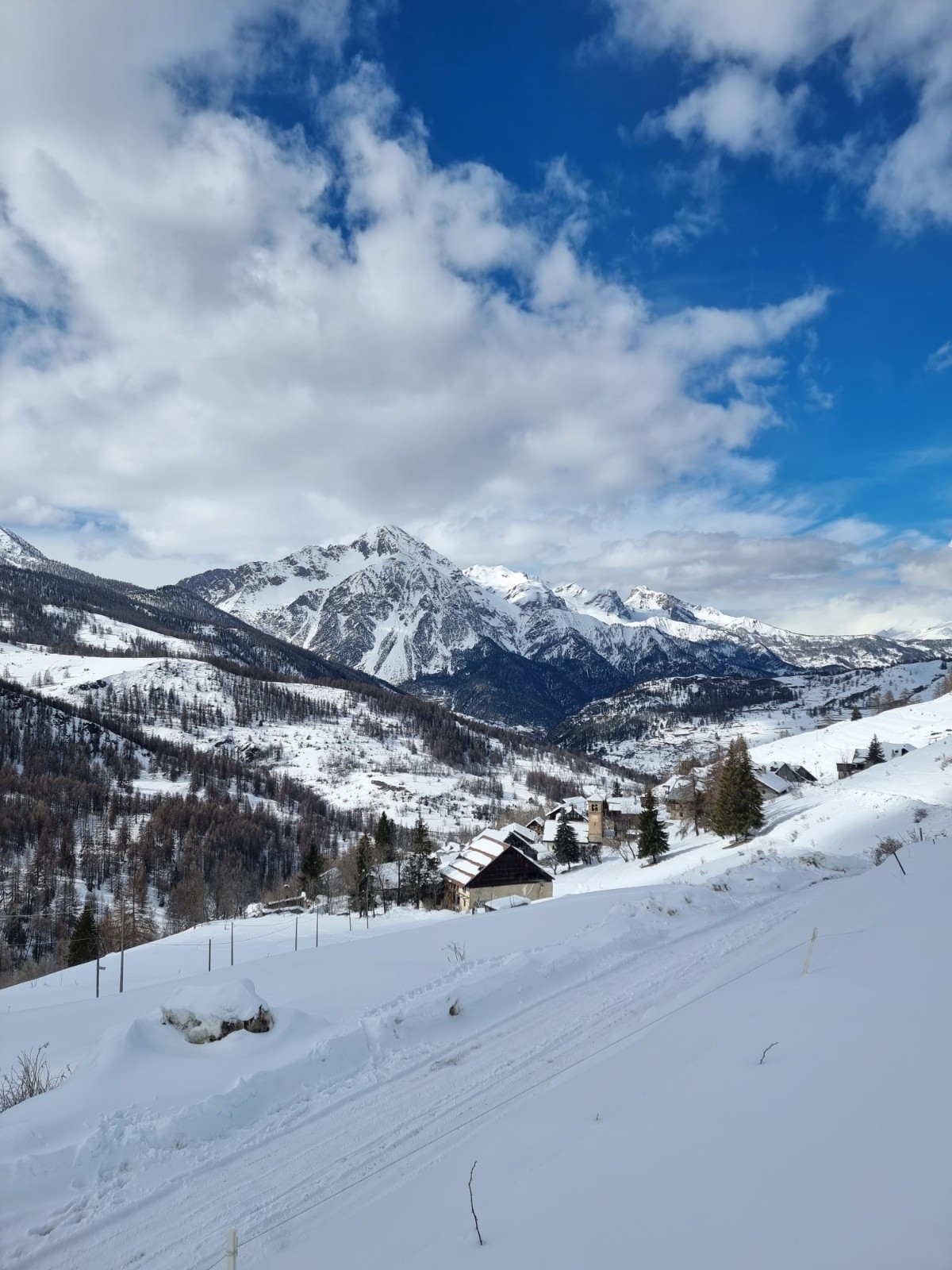 Petit village de Thures.. au fond le Chaberton domine Montgenevre 