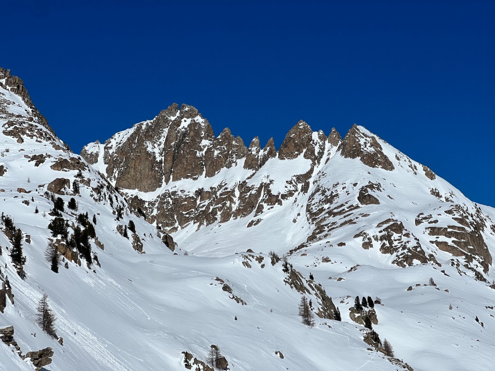 Cayres de Préfouns et ses différents couloirs skiés il y a au moins 10 ans !