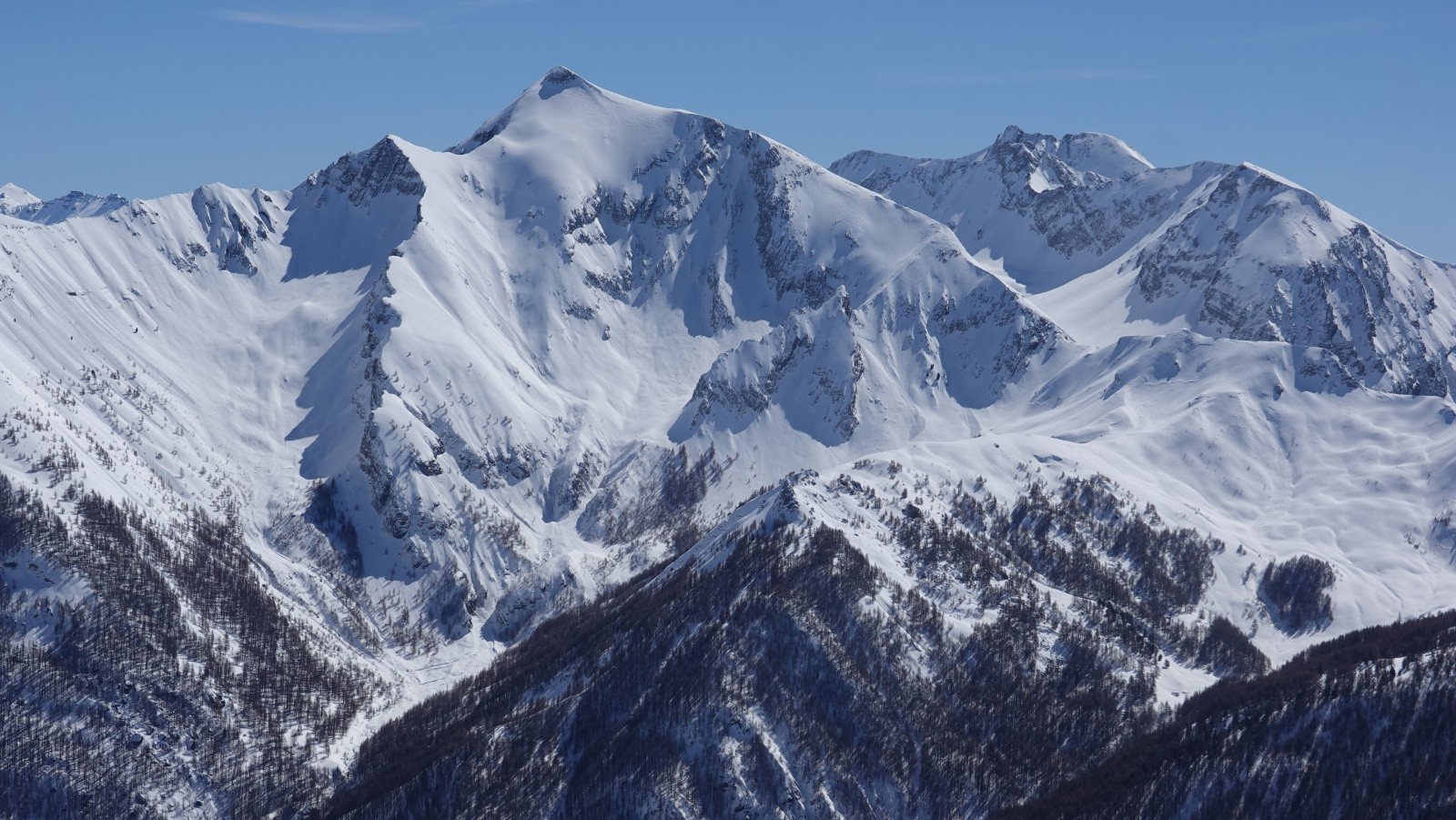Panorama au téléobjectif sur le Cimet et la très belle descente sur Fours-St-Laurent et le Pelat sur la droite