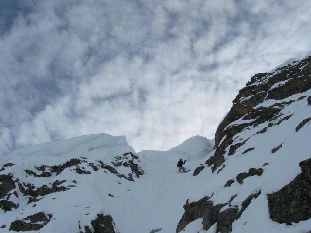 La corniche : La corniche a été sautée par tt le monde. En dessous, la pente rigole pas franchement mais la neige est bonne !